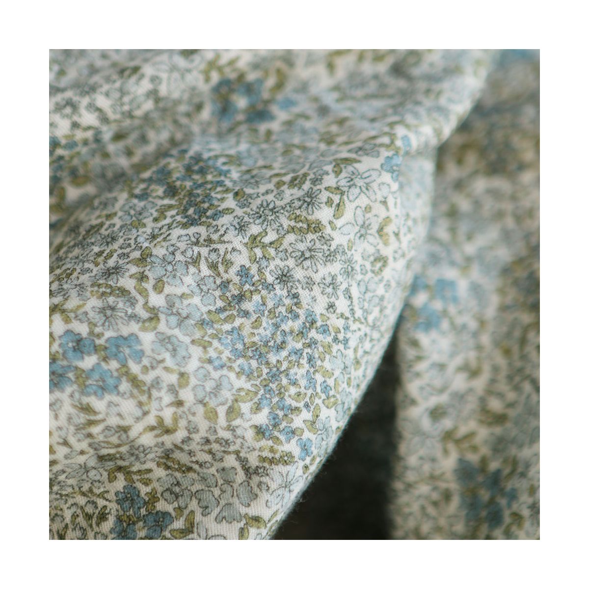 Double gaze de coton imprimé fleuri bleu Double gaze de coton imprimé fleuri bleu