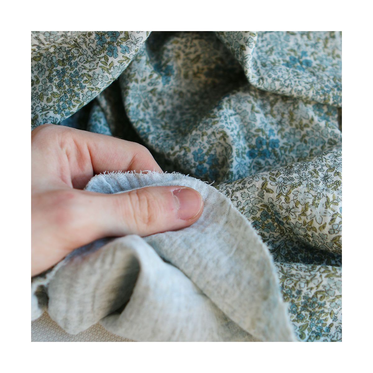 Double gaze de coton imprimé fleuri bleu Double gaze de coton imprimé fleuri bleu