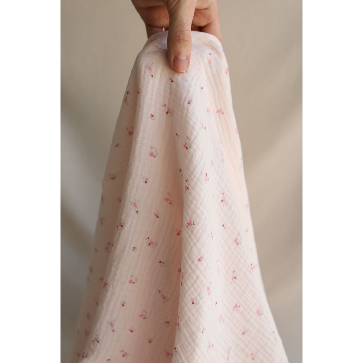 Leonie - Double gaze de coton motif fond rose tendre motif petit fleuri Leonie - Double gaze de coton motif fond rose tendre motif petit fleuri