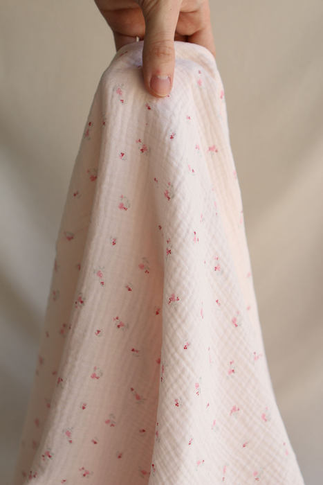 Leonie - Double gaze de coton motif fond rose tendre motif petit fleuri