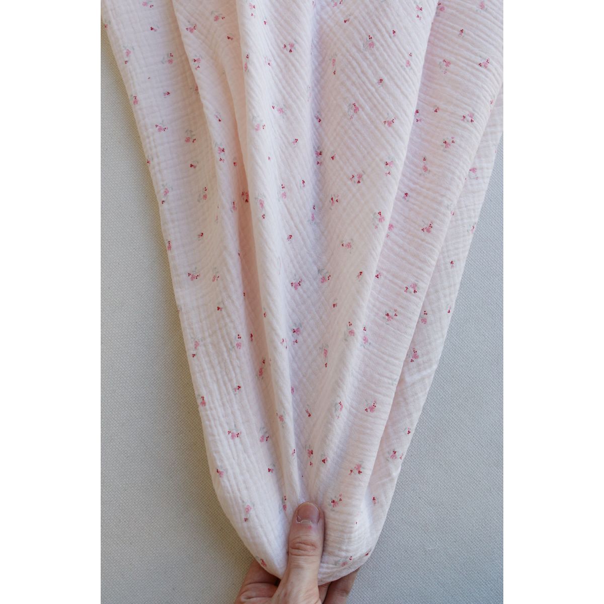 Leonie - Double gaze de coton motif fond rose tendre motif petit fleuri Leonie - Double gaze de coton motif fond rose tendre motif petit fleuri