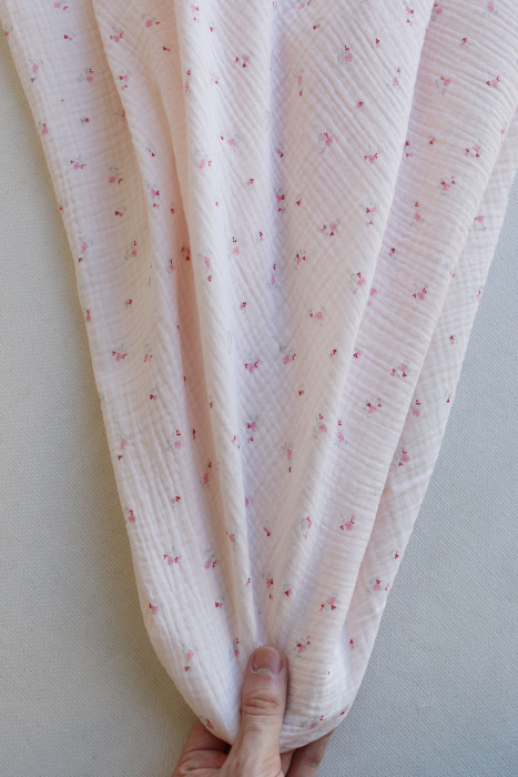 Leonie - Double gaze de coton motif fond rose tendre motif petit fleuri