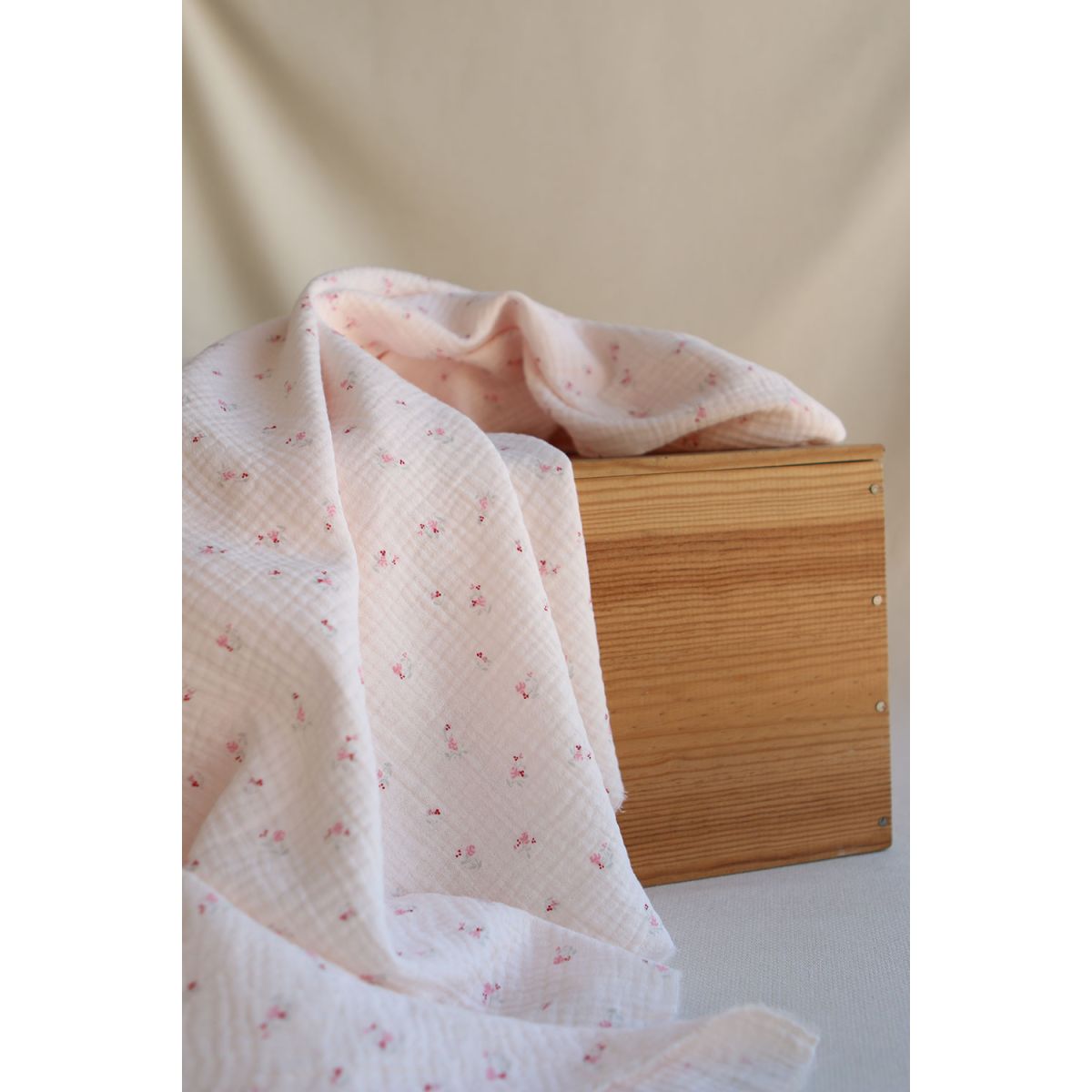 Leonie - Double gaze de coton motif fond rose tendre motif petit fleuri Leonie - Double gaze de coton motif fond rose tendre motif petit fleuri