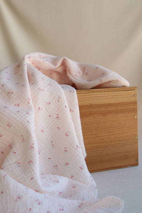 Leonie - Double gaze de coton motif fond rose tendre motif petit fleuri