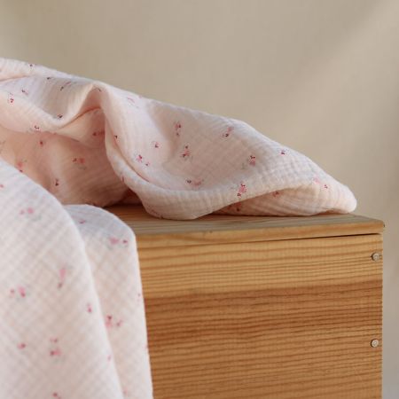 Leonie - Double gaze de coton motif fond rose tendre motif petit fleuri Leonie - Double gaze de coton motif fond rose tendre motif petit fleuri