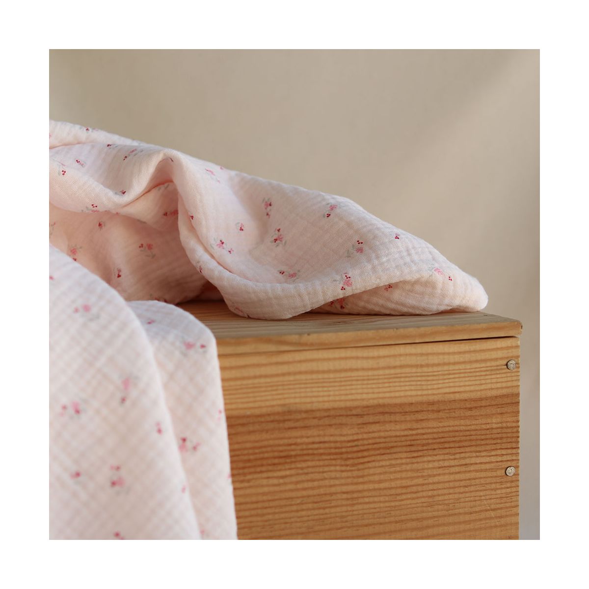 Leonie - Double gaze de coton motif fond rose tendre motif petit fleuri Leonie - Double gaze de coton motif fond rose tendre motif petit fleuri
