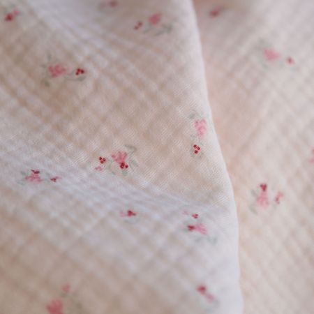 Leonie - Double gaze de coton motif fond rose tendre motif petit fleuri Leonie - Double gaze de coton motif fond rose tendre motif petit fleuri