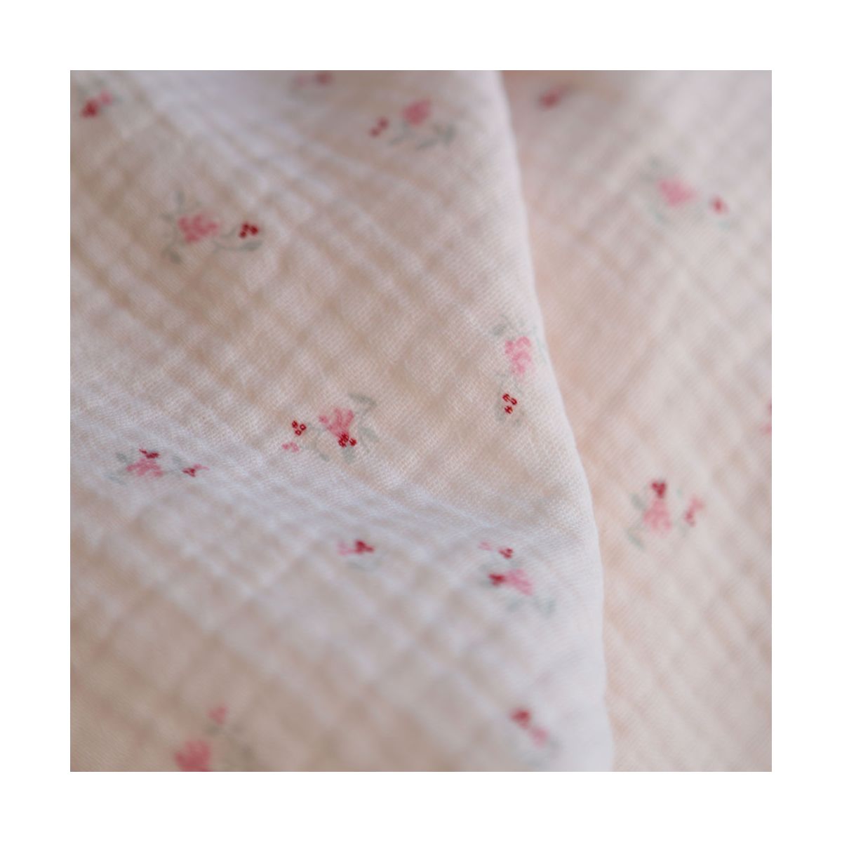 Leonie - Double gaze de coton motif fond rose tendre motif petit fleuri Leonie - Double gaze de coton motif fond rose tendre motif petit fleuri