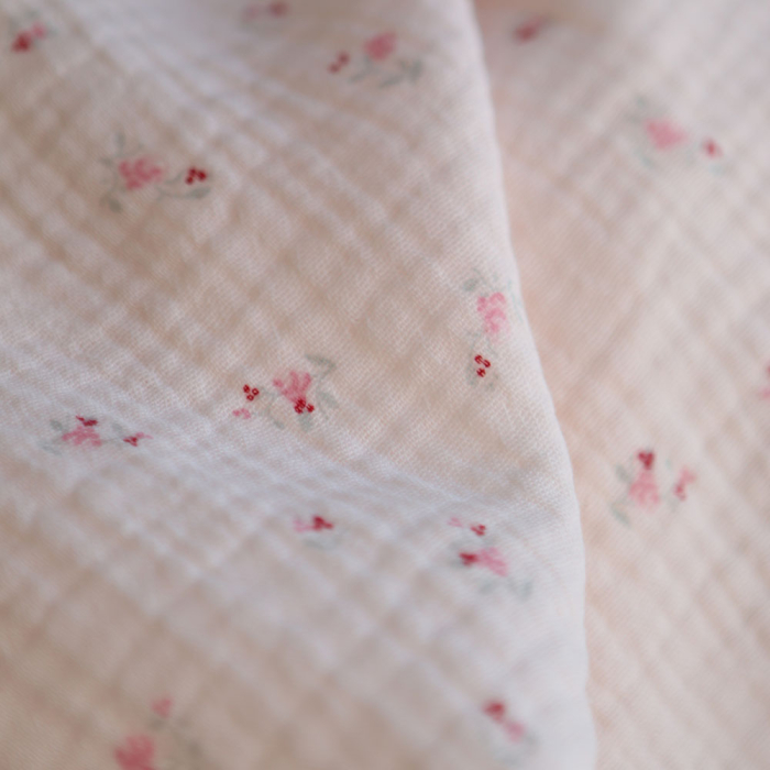 Leonie - Double gaze de coton motif fond rose tendre motif petit fleuri