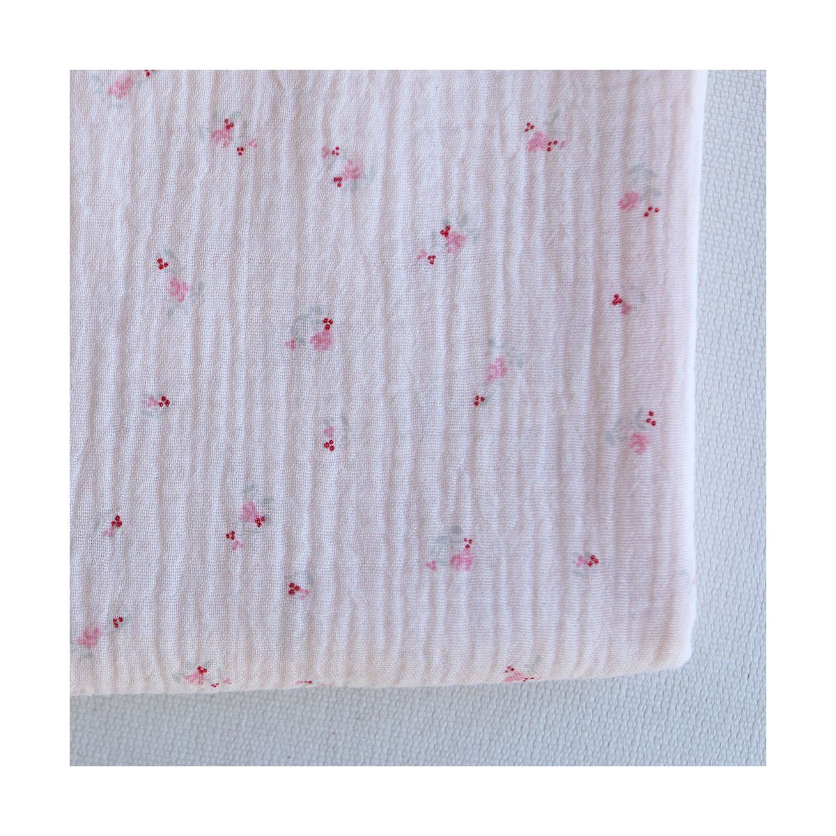 Leonie - Double gaze de coton motif fond rose tendre motif petit fleuri Leonie - Double gaze de coton motif fond rose tendre motif petit fleuri
