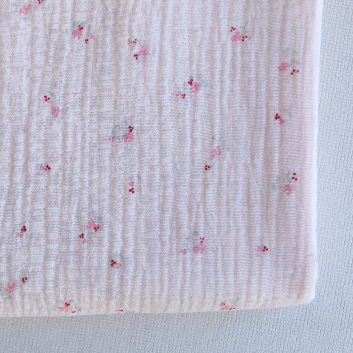 Leonie - Double gaze de coton motif fond rose tendre motif petit fleuri