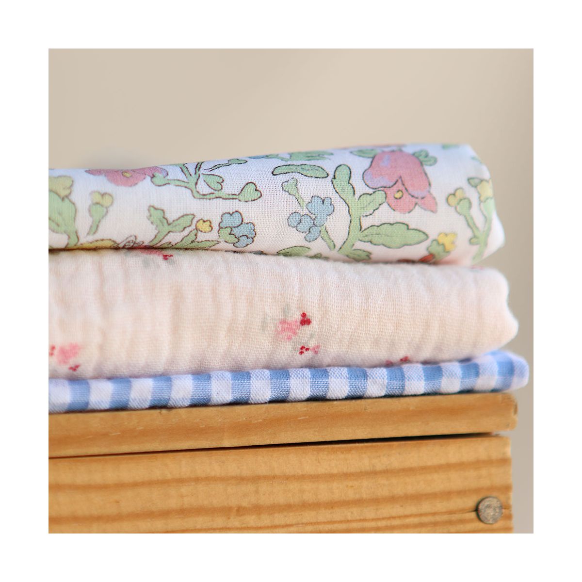 Leonie - Double gaze de coton motif fond rose tendre motif petit fleuri Leonie - Double gaze de coton motif fond rose tendre motif petit fleuri