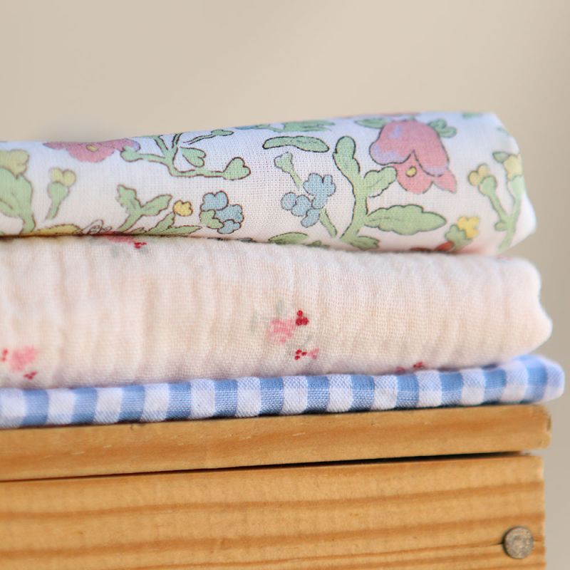 Leonie - Double gaze de coton motif fond rose tendre motif petit fleuri