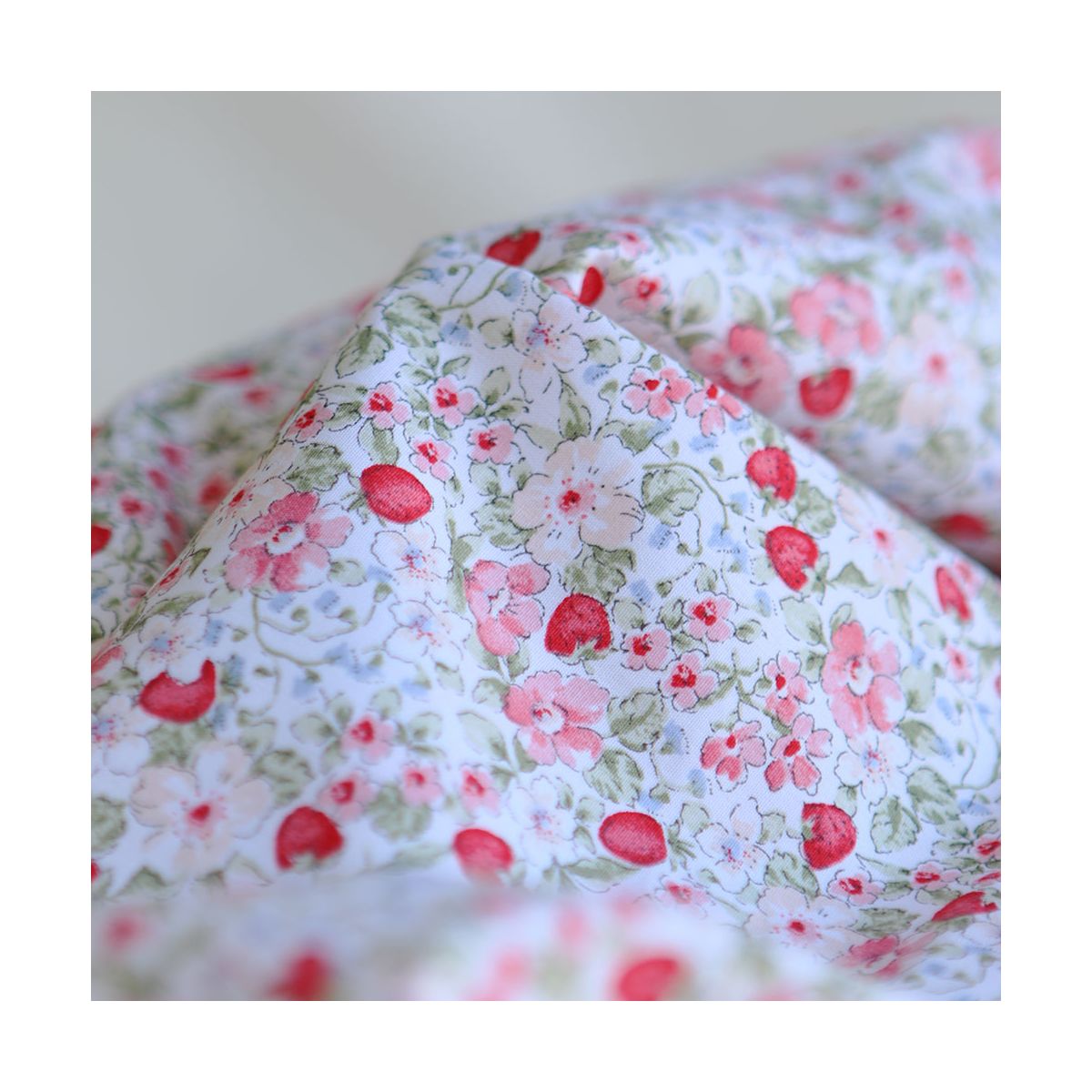 Gariguette - Popeline de coton BIO imprimé fleurs et fraises