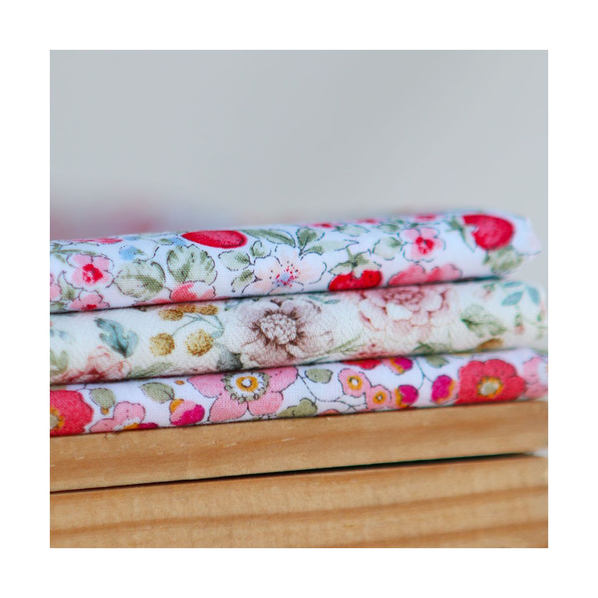 Lola - Coton mélangé viscose imprimé fleuri Lola - Coton mélangé viscose imprimé fleuri