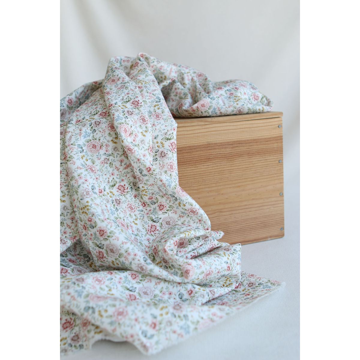 Lola - Coton mélangé viscose imprimé fleuri Lola - Coton mélangé viscose imprimé fleuri