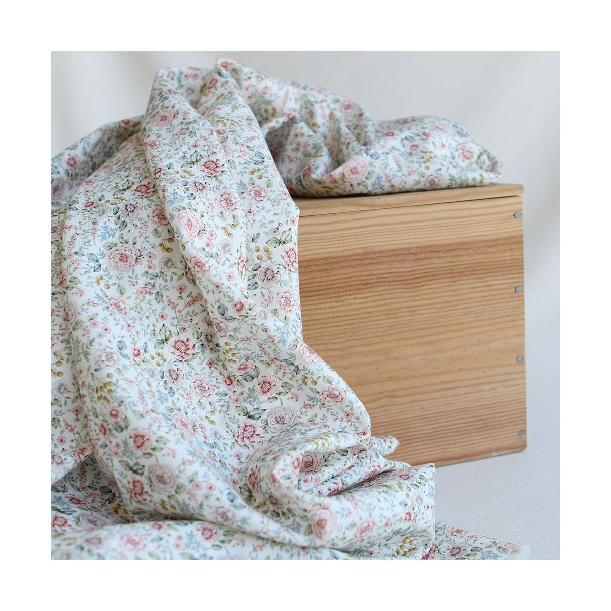 Lola - Coton mélangé viscose imprimé fleuri Lola - Coton mélangé viscose imprimé fleuri