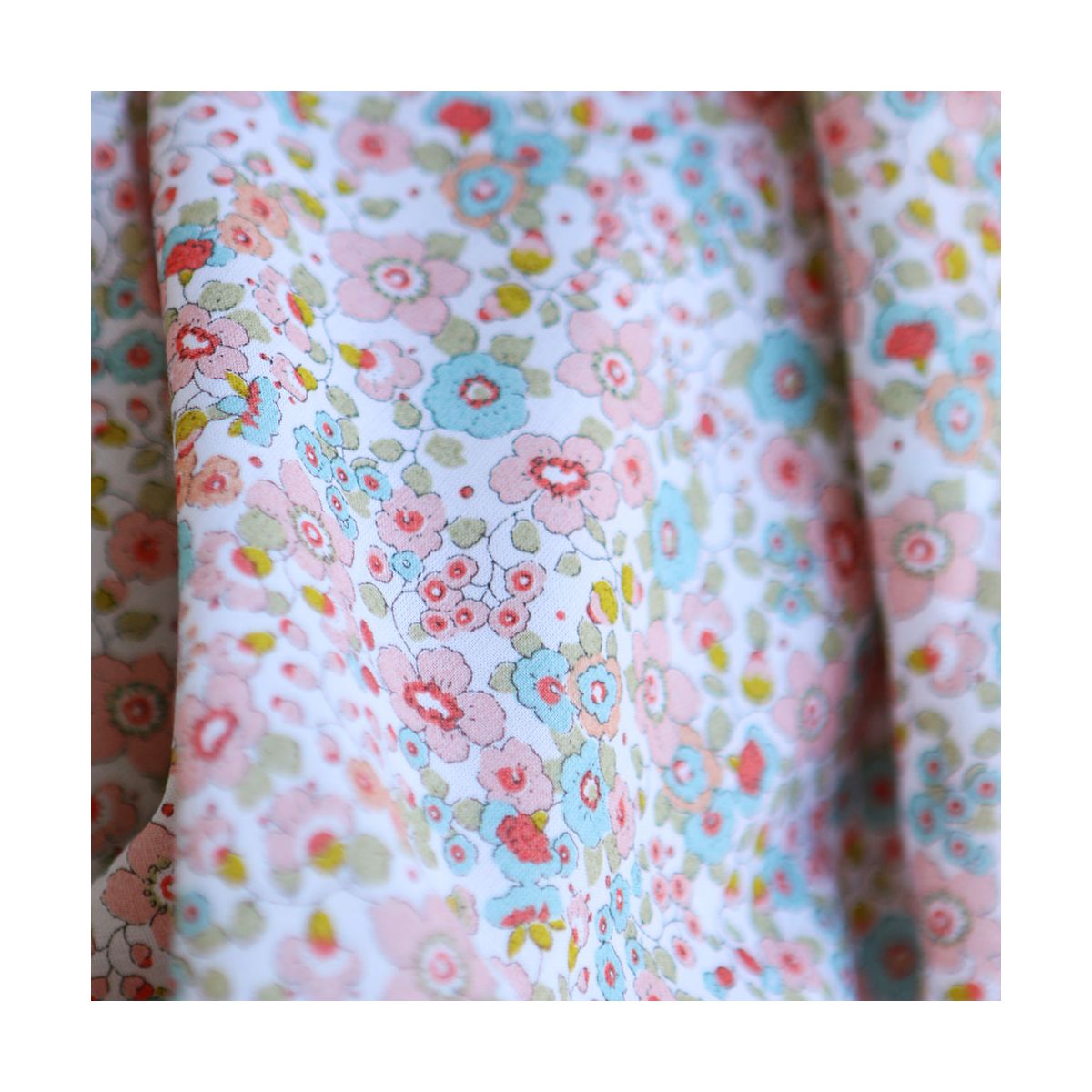 Clélie - Batiste de coton BIO à imprimé fleuri rose, bleu et vert Clélie - Batiste de coton BIO à imprimé fleuri rose, bleu et vert