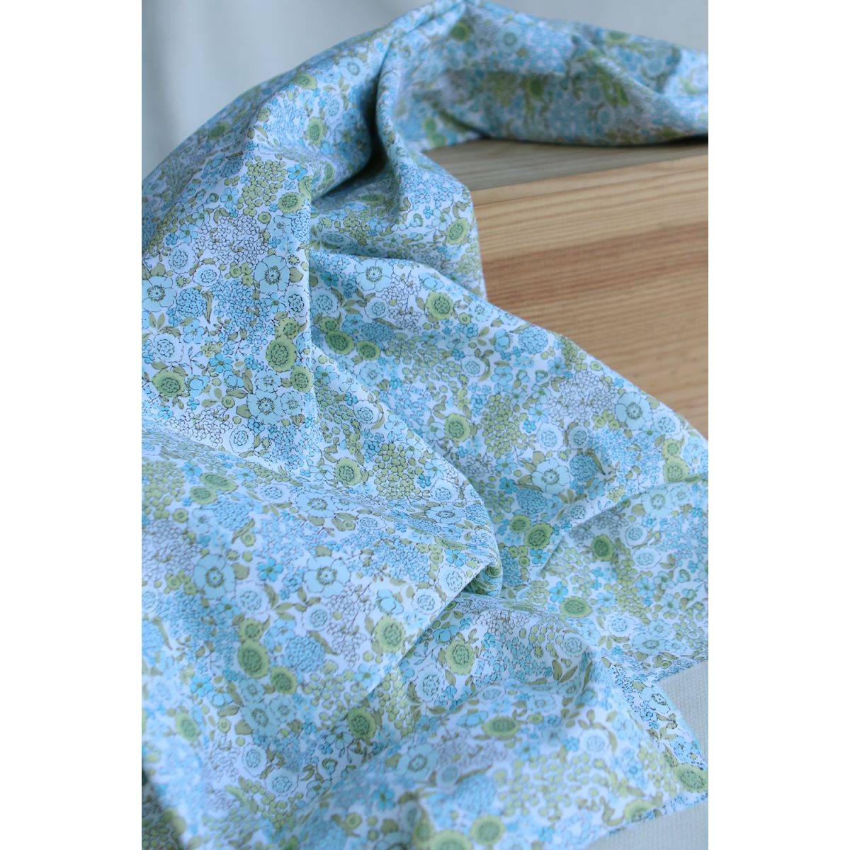 Charline - Popeline de coton BIO imprimé fleuri bleu Charline - Popeline de coton BIO imprimé fleuri bleu