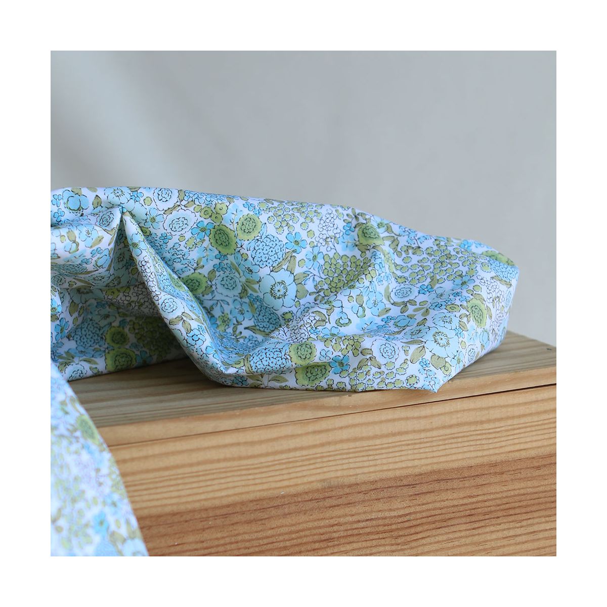 Charline - Popeline de coton BIO imprimé fleuri bleu Charline - Popeline de coton BIO imprimé fleuri bleu