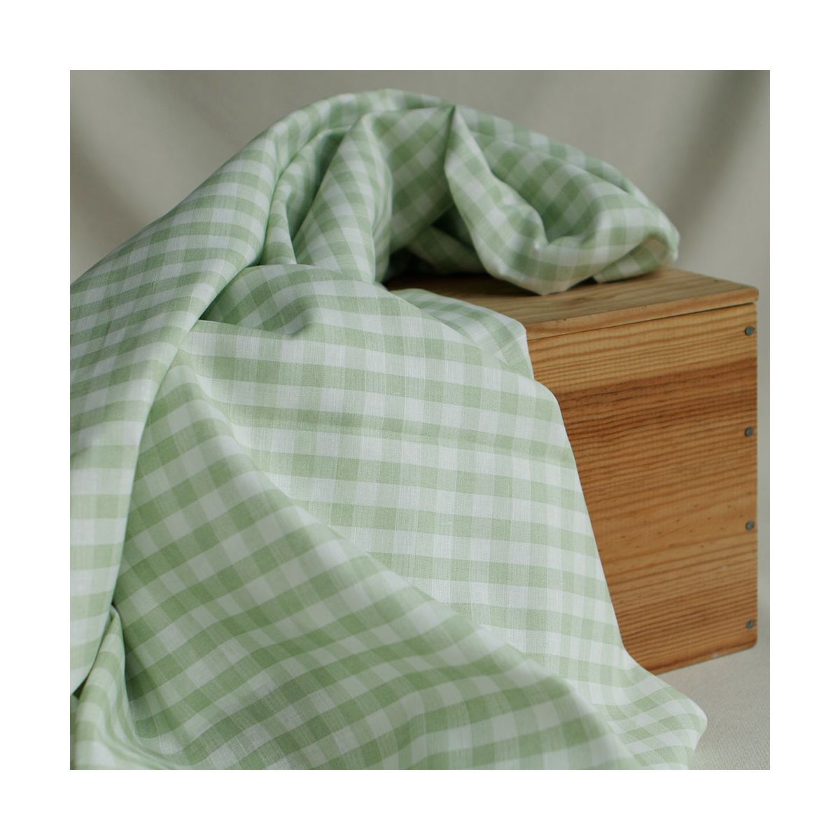 Victor - Tissu lin coton vichy 7mm blanc lait et vert amande Victor - Tissu lin coton vichy 7mm blanc lait et vert amande