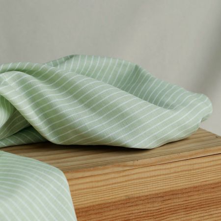 Baptiste - Tissu lin coton rayure 1mm blanc lait et vert amande Baptiste - Tissu lin coton rayure 1mm blanc lait et vert amande