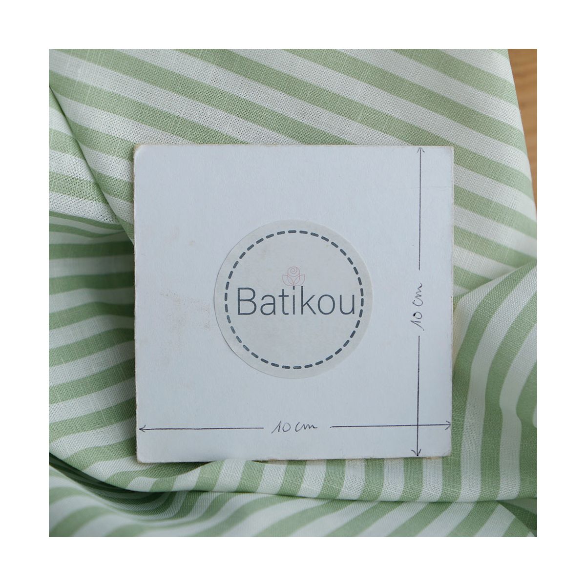 Lucas - Tissu lin coton rayures 6mm blanc lait et vert amande Lucas - Tissu lin coton rayures 6mm blanc lait et vert amande