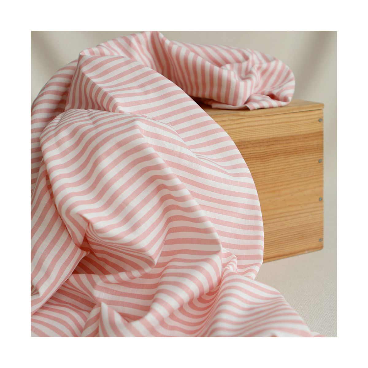 Lucas - Tissu lin coton rayures 6mm blanc lait et rose blush Lucas - Tissu lin coton rayures 6mm blanc lait et rose blush