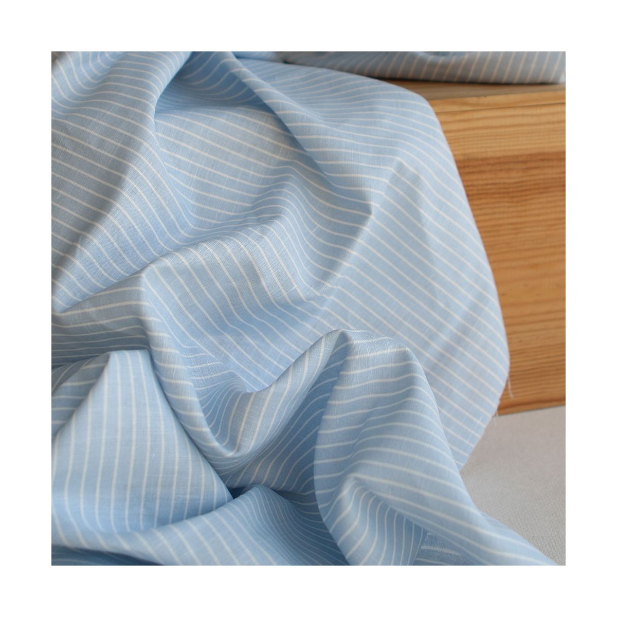 Baptiste - Tissu lin coton rayures 1mm blanc lait et bleu horizon Baptiste - Tissu lin coton rayures 1mm blanc lait et bleu horizon