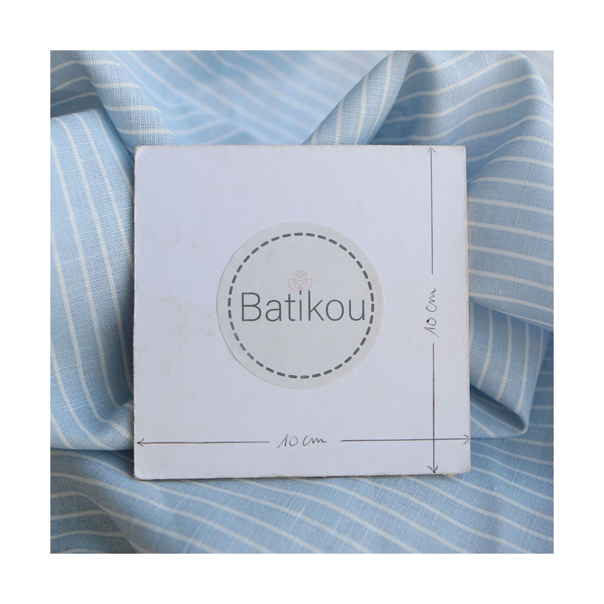 Baptiste - Tissu lin coton rayures 1mm blanc lait et bleu horizon Baptiste - Tissu lin coton rayures 1mm blanc lait et bleu horizon