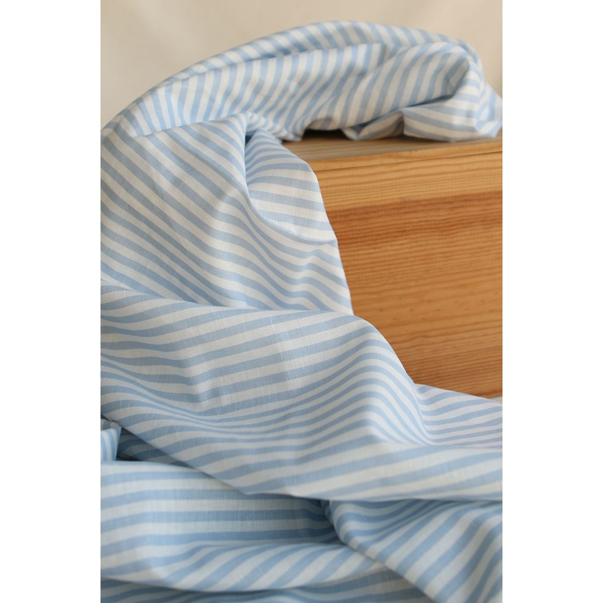 Lucas - Tissu lin coton rayures 6mm blanc lait et bleu horizon Lucas - Tissu lin coton rayures 6mm blanc lait et bleu horizon