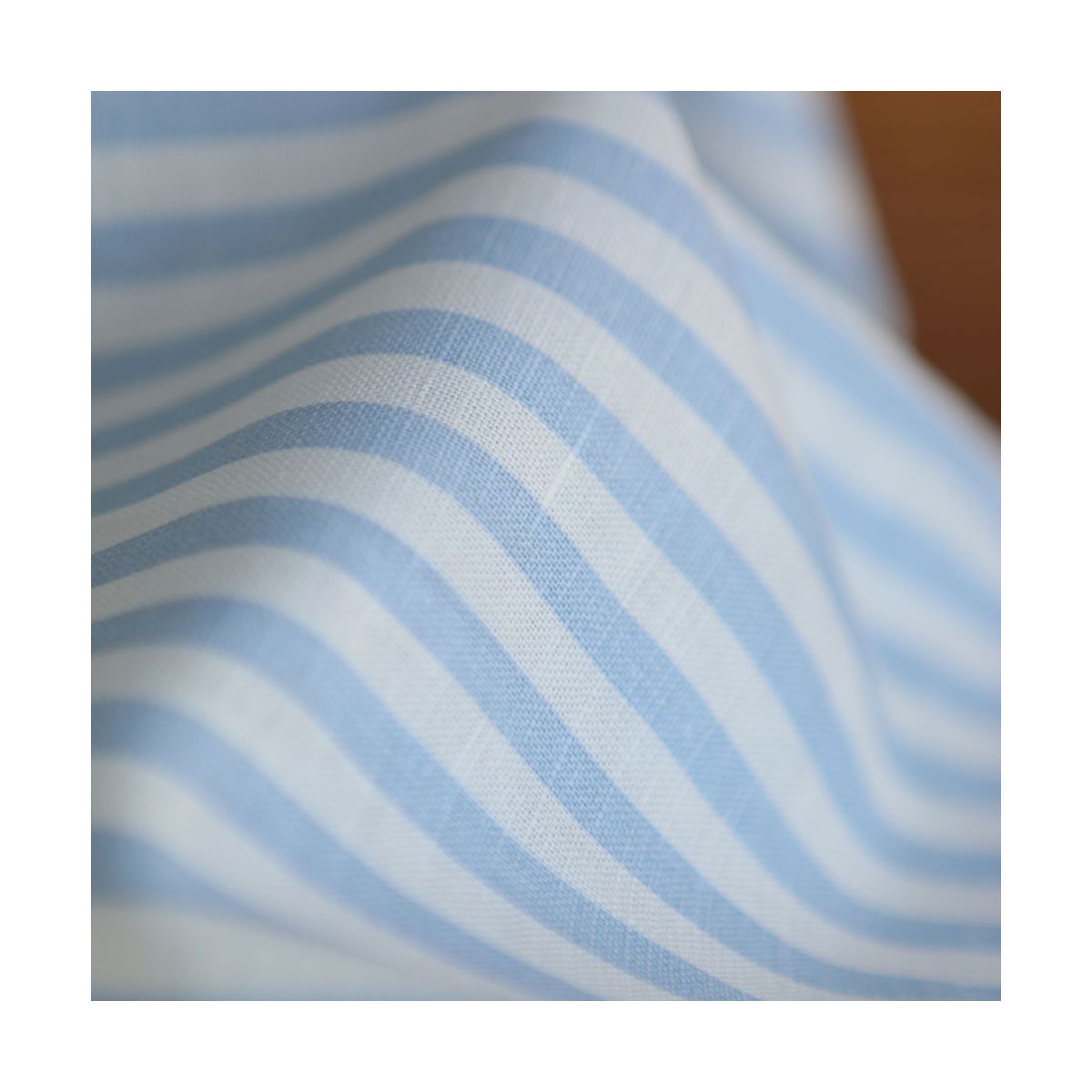Lucas - Tissu lin coton rayures 6mm blanc lait et bleu horizon Lucas - Tissu lin coton rayures 6mm blanc lait et bleu horizon
