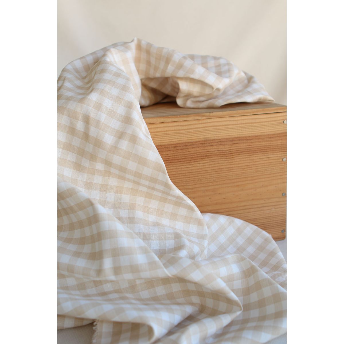 Victor - Tissu lin coton vichy 7mm blanc lait et beige Victor - Tissu lin coton vichy 7mm blanc lait et beige