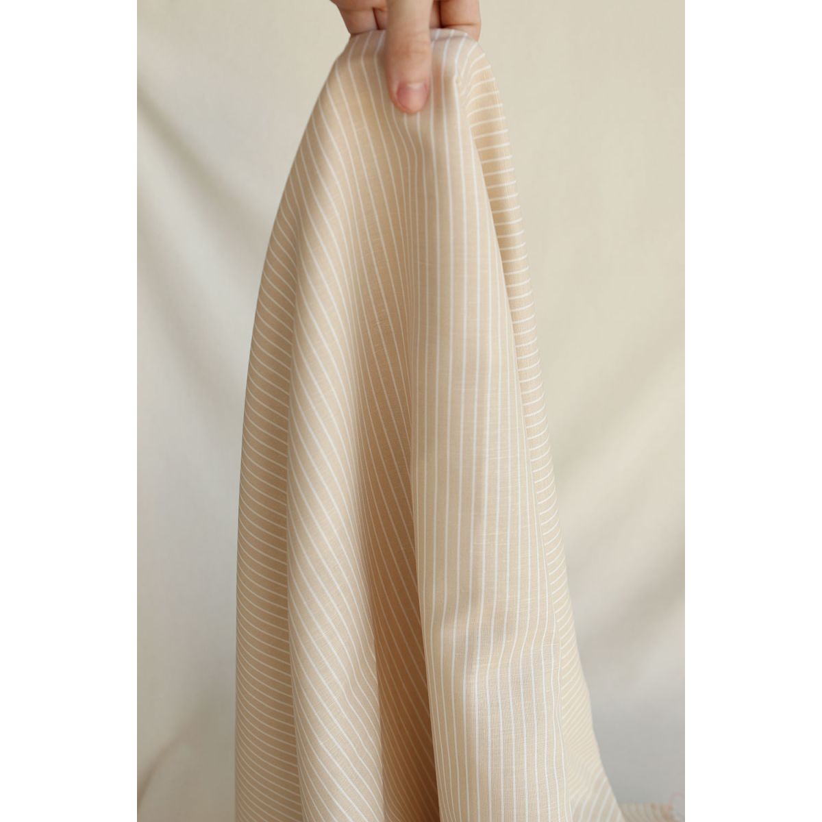 Baptiste - Tissu lin coton rayures 1mm blanc lait et beige Baptiste - Tissu lin coton rayures 1mm blanc lait et beige