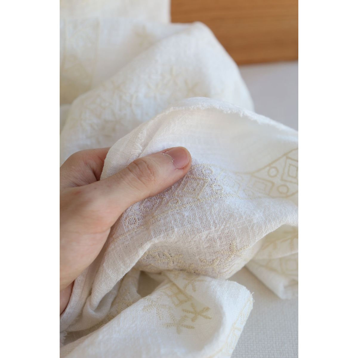 Gaze de coton BIO blanc lait broderie anglaise écru Gaze de coton BIO blanc lait broderie anglaise écru