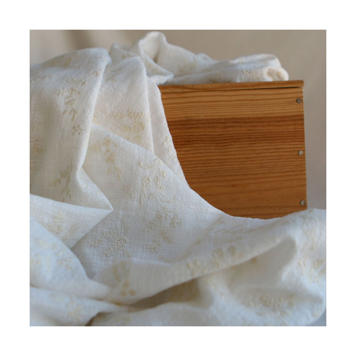 Gaze de coton BIO blanc lait broderie anglaise écru