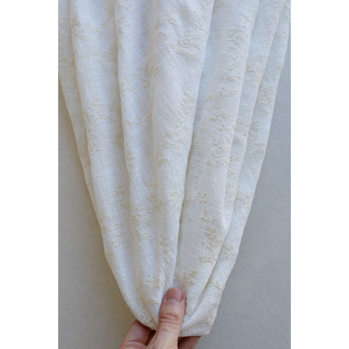 Gaze de coton BIO blanc lait broderie anglaise écru