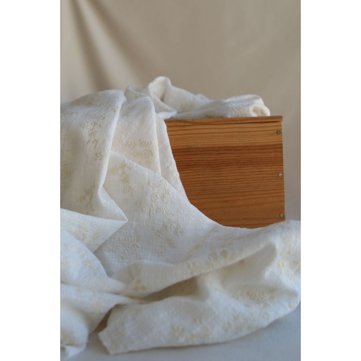 Gaze de coton BIO blanc lait broderie anglaise écru