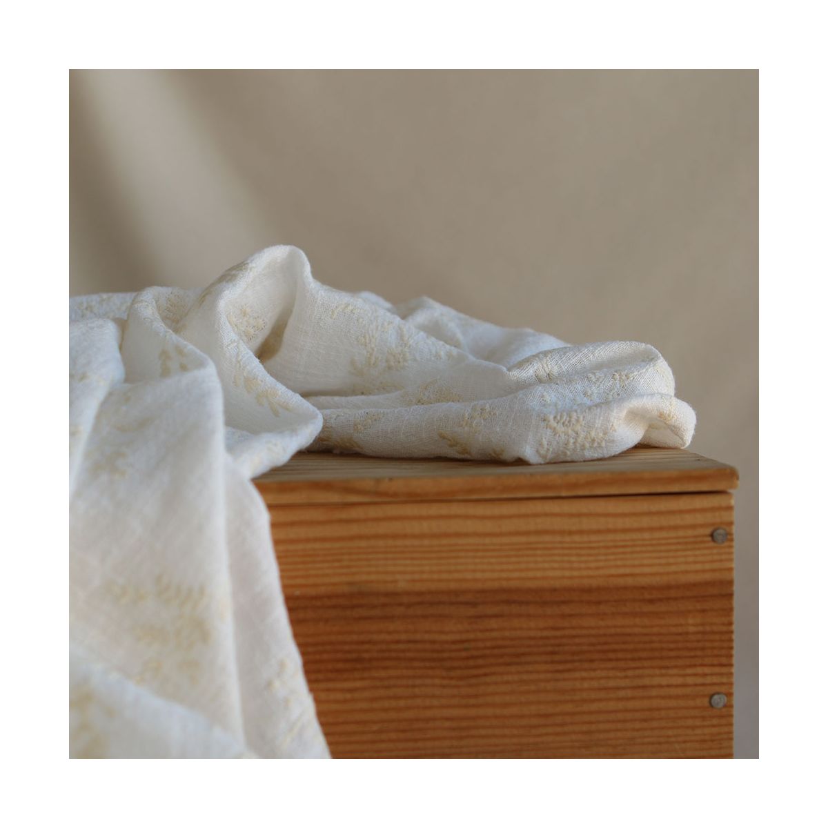 Gaze de coton BIO blanc lait broderie anglaise écru