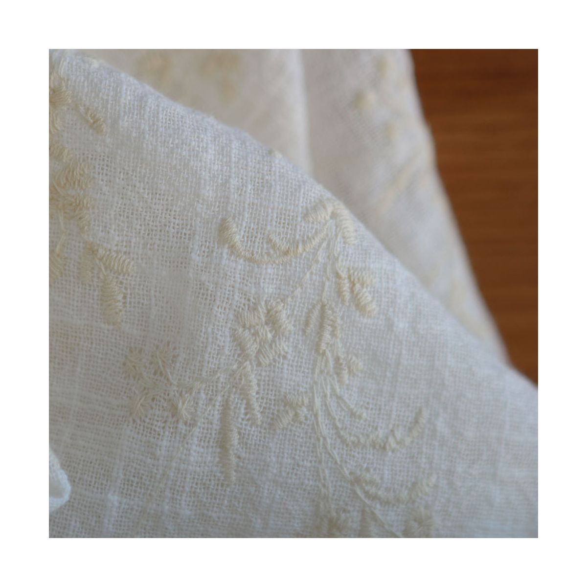 Gaze de coton BIO blanc lait broderie anglaise écru