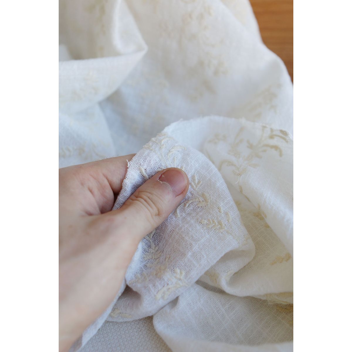 Gaze de coton BIO blanc lait broderie anglaise écru