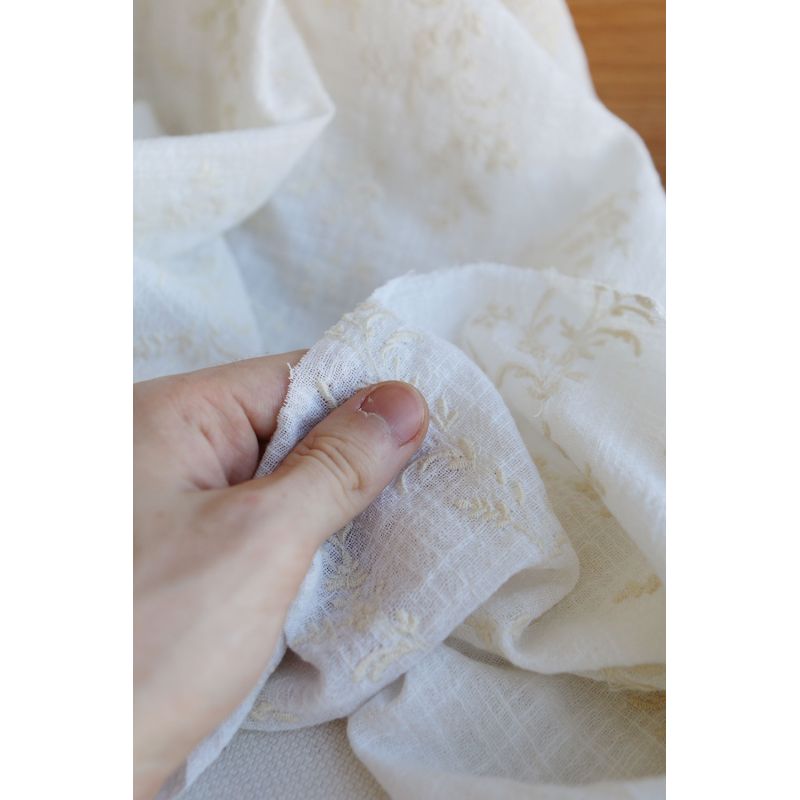 Gaze de coton BIO blanc lait broderie anglaise écru