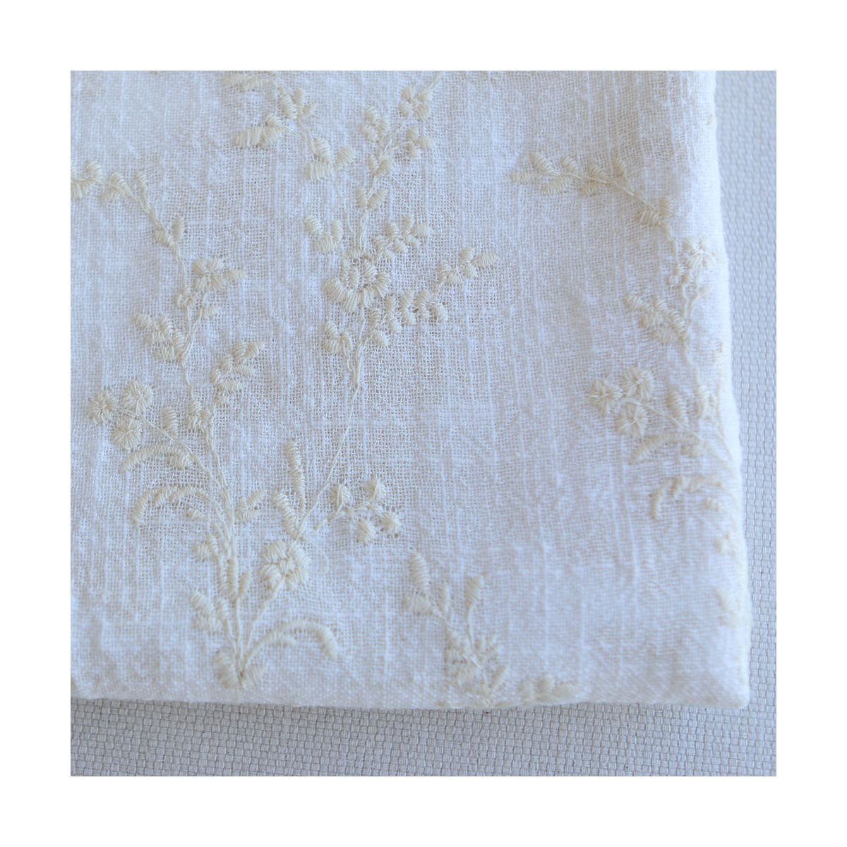Gaze de coton BIO blanc lait broderie anglaise écru