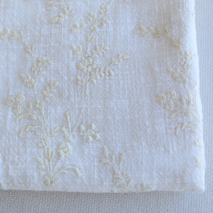 Gaze de coton BIO blanc lait broderie anglaise écru
