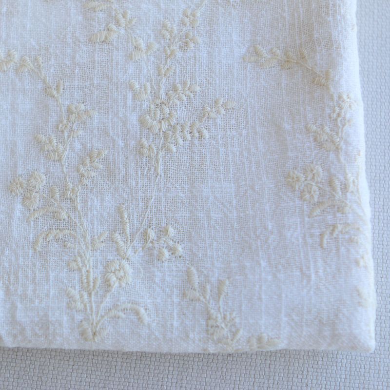 Gaze de coton BIO blanc lait broderie anglaise écru