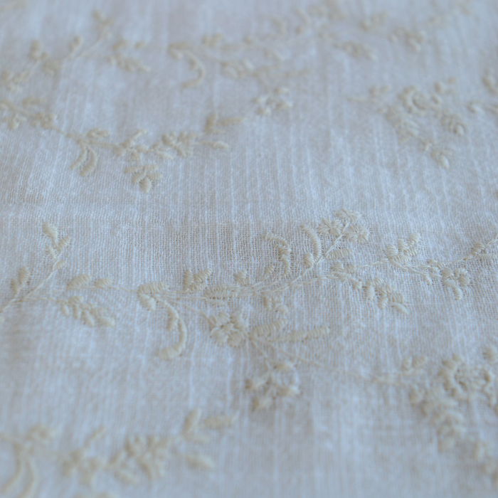 Gaze de coton BIO blanc lait broderie anglaise écru