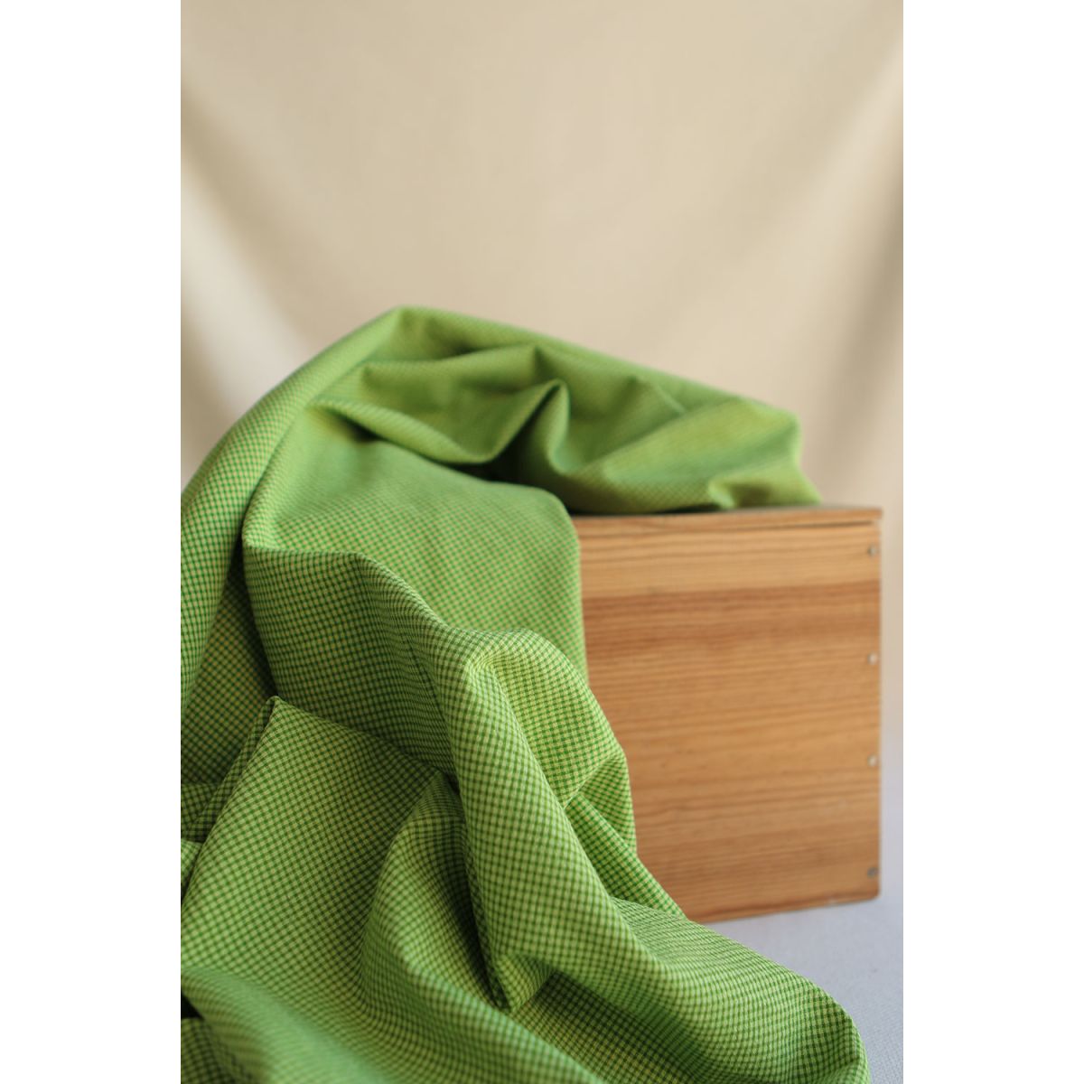 Seersucker / Coton gaufré mini vichy 2mm vert matcha Seersucker / Coton gaufré mini vichy 2mm vert matcha