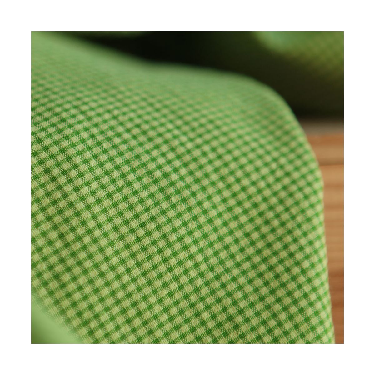 Seersucker / Coton gaufré mini vichy 2mm vert matcha Seersucker / Coton gaufré mini vichy 2mm vert matcha