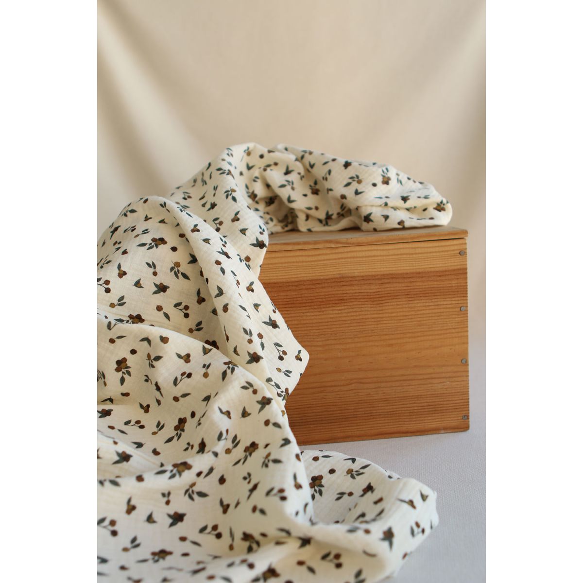 Hind - Double gaze de coton BIO écru motif exclusif baies coloris forêt Hind - Double gaze de coton BIO écru motif exclusif baies coloris forêt