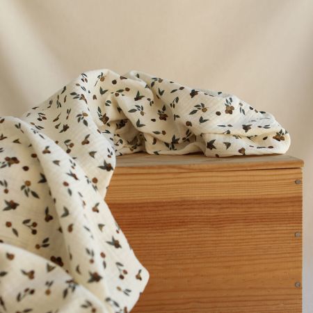 Hind - Double gaze de coton BIO écru motif exclusif baies coloris forêt Hind - Double gaze de coton BIO écru motif exclusif baies coloris forêt